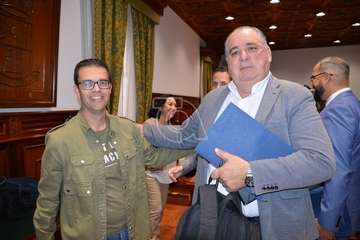 El periodista teldense Gaumet Florido leyó este jueves en el Pleno municipal el Manifiesto Institucional por el Día Internacional de las Mujeres (Foto TA y Francisco J. Santana)